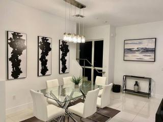 Across the Ocean few steps to beach contemporary three Bedroom townhouse - Pompano Beach - 2
