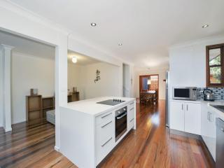 Barefoot Beach House 24 Essendene Road - Shoal Bay - 9