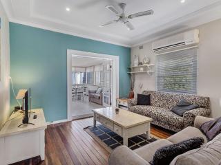 Oscars Pet Friendly Beach House 14 Tomaree Road - Shoal Bay - 9