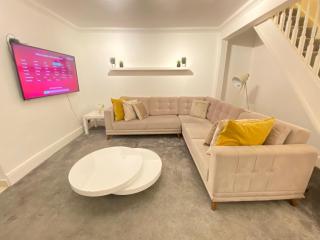 4 Bed house sleeps 8 next to Chatham station and Chatham city centre - 7