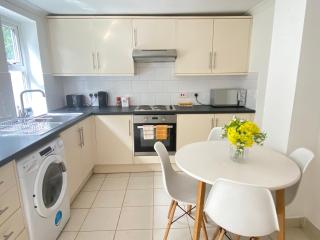 4 Bed house sleeps 8 next to Chatham station and Chatham city centre - 1