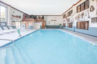 Super 8 by Wyndham Houghton Lake - Houghton Lake - 9
