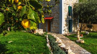 Steinturm mit Dach-Terrasse zwischen Fluß, Meer und Gebirge- Spiti Pirgos - 4