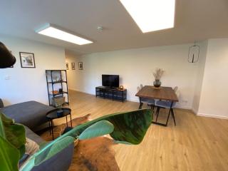 ☆FEWO ALTES KINO - MODERN - QUIET - 65M² - TV - NETFLIX - WLAN☆ - 4