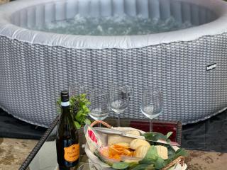 A LUXURY DETACHED FIVE STAR 4 bed HOME with HOT TUB!! With Cymru Holidays - 4
