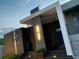 Pasavento - Modern Black Suite - Camaceyes - 0
