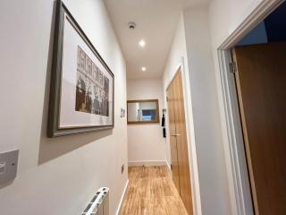 Urban Living's - The King Edward I Luxury Apartment in the Heart of Windsor - 3