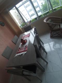 Guaruja. Excelente apartamento, localizado no melhor ponto da Enseada, a 200 m da praia. Possui restaurantes, mini shoppings e boulevard próximosar,  ambém a supermercados, farmácias e ao aquário do Guarujá. - Guarujá - 7