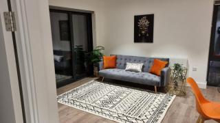 Spacious Balcony View Apt Near NEC BHX Free Parking Sleeps 4 - Hockley Heath - 1