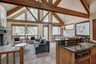 Luxury 4 bed Pines Townhome amongst the peace and quiet townhouse - 0