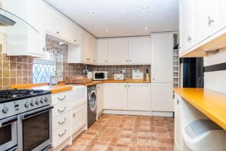 Cosy 3 Bed Cottage-Sleeps 6-Parking-Garden-Work or Leisure - 2