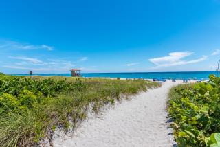 Spaces Sunny Oasis 4BR Retreat with 2 King Beds, Amazing Pool, near South Florida Beaches - Deerfield Beach - 0