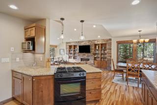 3 Tumalo Home with Wood Burning Stone Fireplace, Hot Tub, and BBQ on the Deck - 8