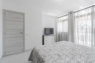 Amazing 3 bedroom apartment on the first line of the best Las Americas beach, air conditioner and terrace ocean view - Playa de las Americas - 2