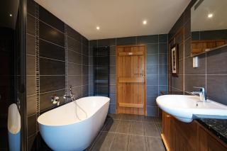 Stunning cottage Grade 2 listed with parking and Hot Tub - Bowness-on-Windermere - 2