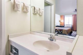 Super 8 by Wyndham Brookhaven - Brookhaven - 3