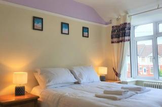 5 Bed, 2 Bath Home + Terrace, Garden & Parking - 8