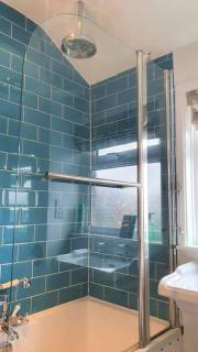 5 Bed, 2 Bath Home + Terrace, Garden & Parking - 5