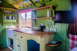 Stonehenge Inn & Shepherd's Huts - Durrington - 4