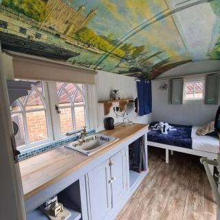 Stonehenge Inn & Shepherd's Huts - Durrington - 3