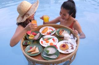 ROYAL PINEAPPLE HOTEL l a welcome to wealth and good fortune - 3