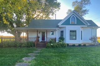 Countryside Cottage with Large Yard Near Topeka - - 0