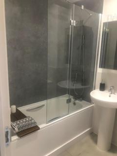 Double room with en-suite. Central for North West - 7