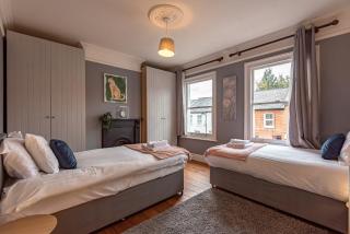 Cosy 2 Bedroom Reading House SLEEPS 6 - With FREE WiFi & Garden by Roost Accommodation - 5