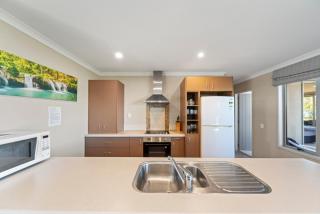 Lakeside Vistas Magic - Rainbow Point Home - Taupo - 7