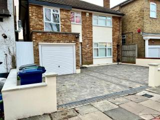 Detached 5 bedroom house, ideally located - Finchley - 0