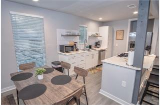Stylish 4 Br2Ba Renovated Home Near Downtown - San Antonio - 2