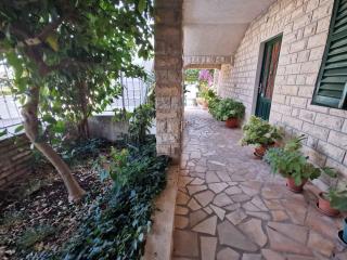 Three-Bedroom Apartment in Vinisce I - Vinišće - 6