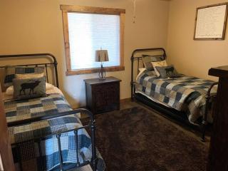Skyfall Cabin. Stunning views, Hot Tub, minutes from Zion - Orderville - 1