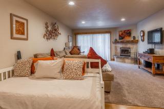 New Listing Updated 1 bedrm 1 bath Summit H Building #95 condo Just steps to Eagle Lodge sleeps 4 - Mammoth Lakes - 1