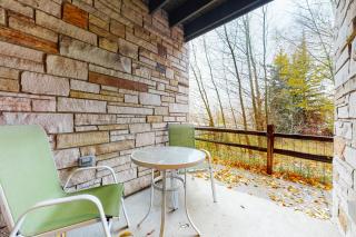 Urban Mountain Getaway & Alpenglow Chalet - 8