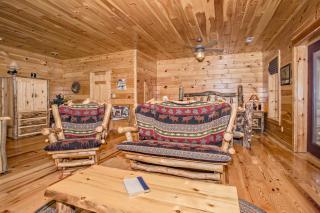 Beary Cozy - Hot Tub, Fireplace, Free attraction Tickets!!! - 2