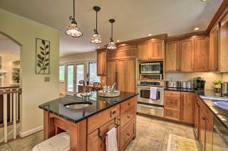 Easy Hiking and Sightseeing! Kingsport Home with Deck - 2