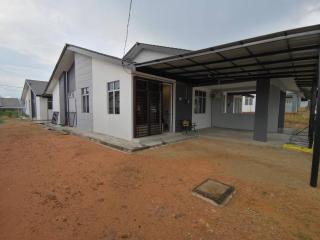 MODERN , SPACIOUS GAMBANG UMP 18 Guest House - 4