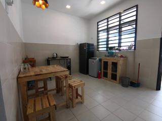 MODERN , SPACIOUS GAMBANG UMP 18 Guest House - 3
