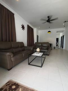 MODERN , SPACIOUS GAMBANG UMP 18 Guest House - 1