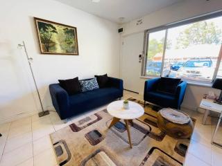 TOP LOCATION CONVENIENT QUIET WIFI NETFLIX WINE - 4