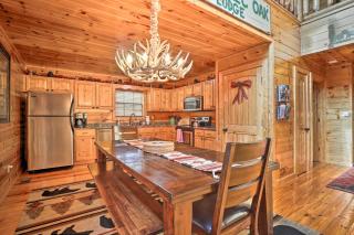 Woodsy Retreat with Hot Tub, 8 Mi to Dollywood! - 5