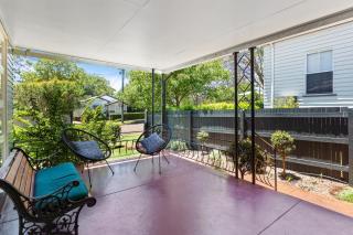 Artist's Cottage - Cosy Home in Quiet Leafy Street - Toowoomba - 4