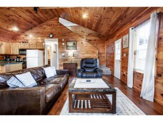 Papa Bear - Private with Hot Tub, Pool Table, and View - Sevierville - 2