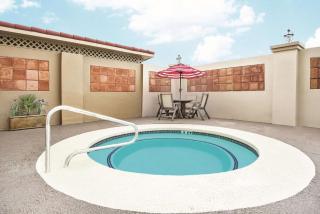 La Quinta by Wyndham Laredo Airport - Laredo - 1