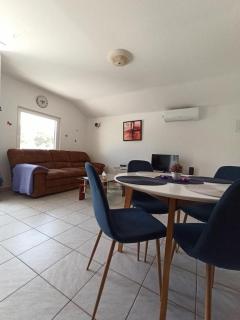 Holiday apartment in Tribunj with balcony, air conditioning, WiFi, washing machine 5040-1 - Tribunj - 6