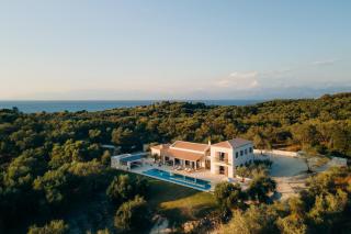 Eclectic and secluded estate, Villa Aegis - Roda - 0