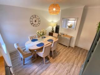 Refurbished Victorian Villa- Free Parking- Sleeps6 - 8