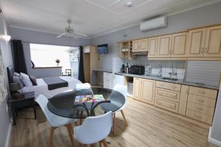 Caesar's Self-catering Open Plan Suite - 1