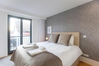 City Center 2BR Flat w/ AC by LovelyStay - 7